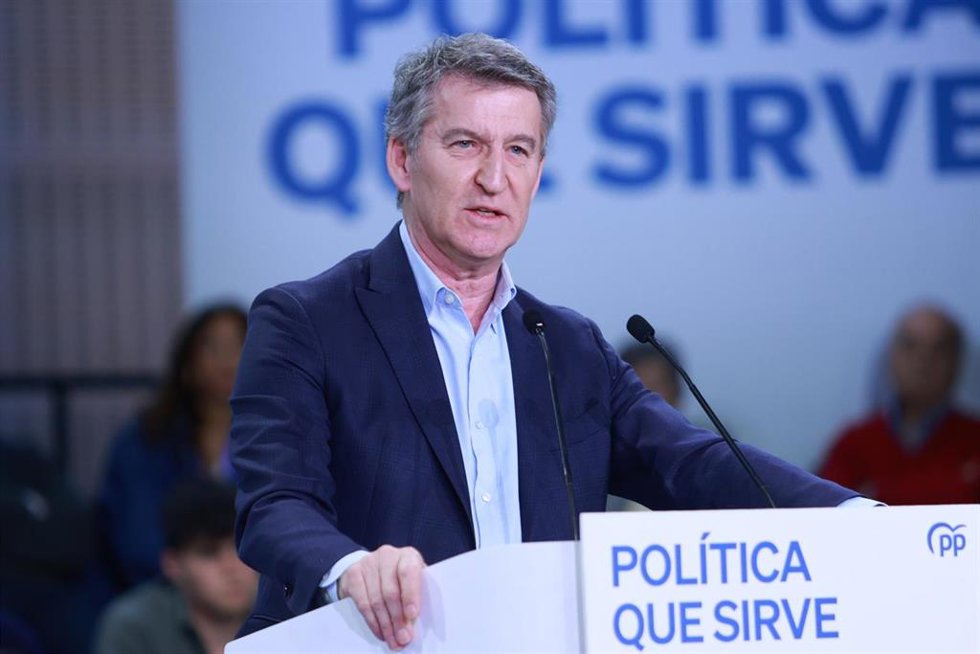 El presidente nacional del PP, Alberto Núñez Feijóo, interviene  durante la clausura de la 27 Interparlamentaria del PP. A 30 de marzo de 2025, en Sevilla (Andalucía , España).