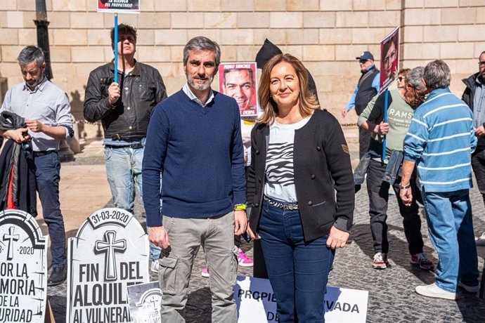 La diputada de Vox en el Congreso Carina Mejías y el líder de Vox en el Ayuntamiento de Barcelona, Gonzalo de Oro, durante la concentración de este domingo en Barcelona contra la ocupación y la 'inquiokupación'