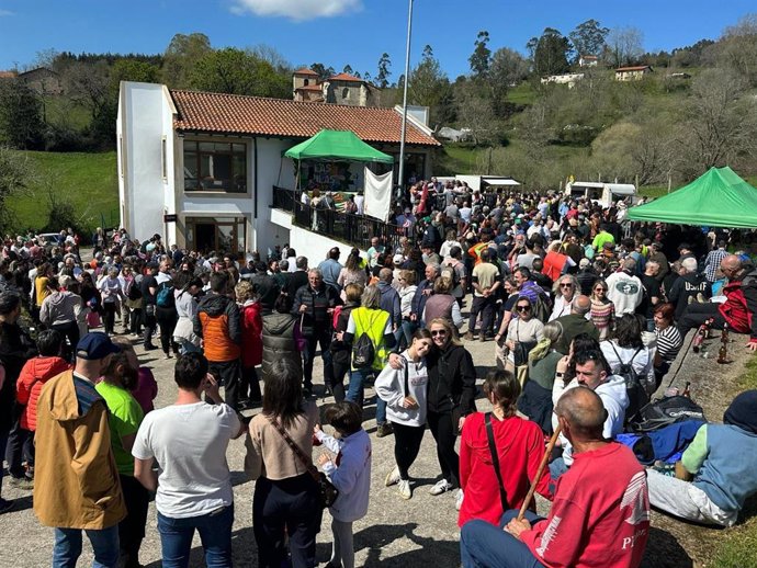 Unas 1.500 personas marchan en Ribamontán al Monte contra la planta de biometano prevista en Praves