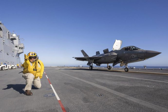Archivo - Arquivo - 23 de outubro de 2024, Oceano Pacífico, Ca, Estados Unidos: Um avião de caça stealth F-35B Lightning II do Corpo de Fuzileiros Navais dos EUA é sinalizado por um colete amarelo para decolar no convés do porta-aviões JS Kaga da Força Ma