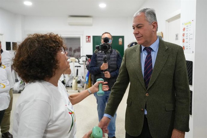 Visita del alcalde, José Luis Sanz, a uno de los talleres socioculturales que se llevan a cabo en este edificio municipal.