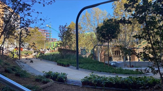 Barcelona abre un espacio verde de 2.000 metros cuadrados entre las calles Zamora y Pallars del distrito tecnológico 22@