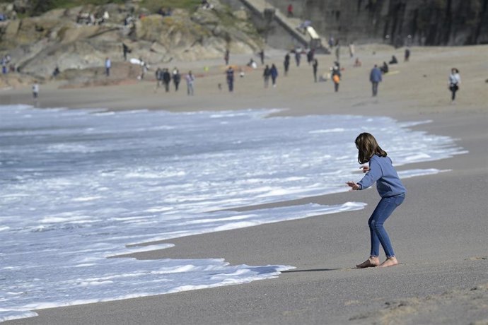 Archivo - Varias personas disfrutan de un día de primavera anticipada con temperaturas de  20ºC de máxima y 11ºC de mínima en la playa del Orzán en A Coruña, Galicia (España), a 16 de febrero de 2021. Tras el paso de sucesivas borrascas  que han dado luga