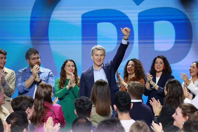 El presidente nacional del PP, Alberto Núñez Feijóo, durante la clausura de la 27ª Interparlamentaria del PP. A 30 de marzo de 2025, en Sevilla (Andalucía , España).