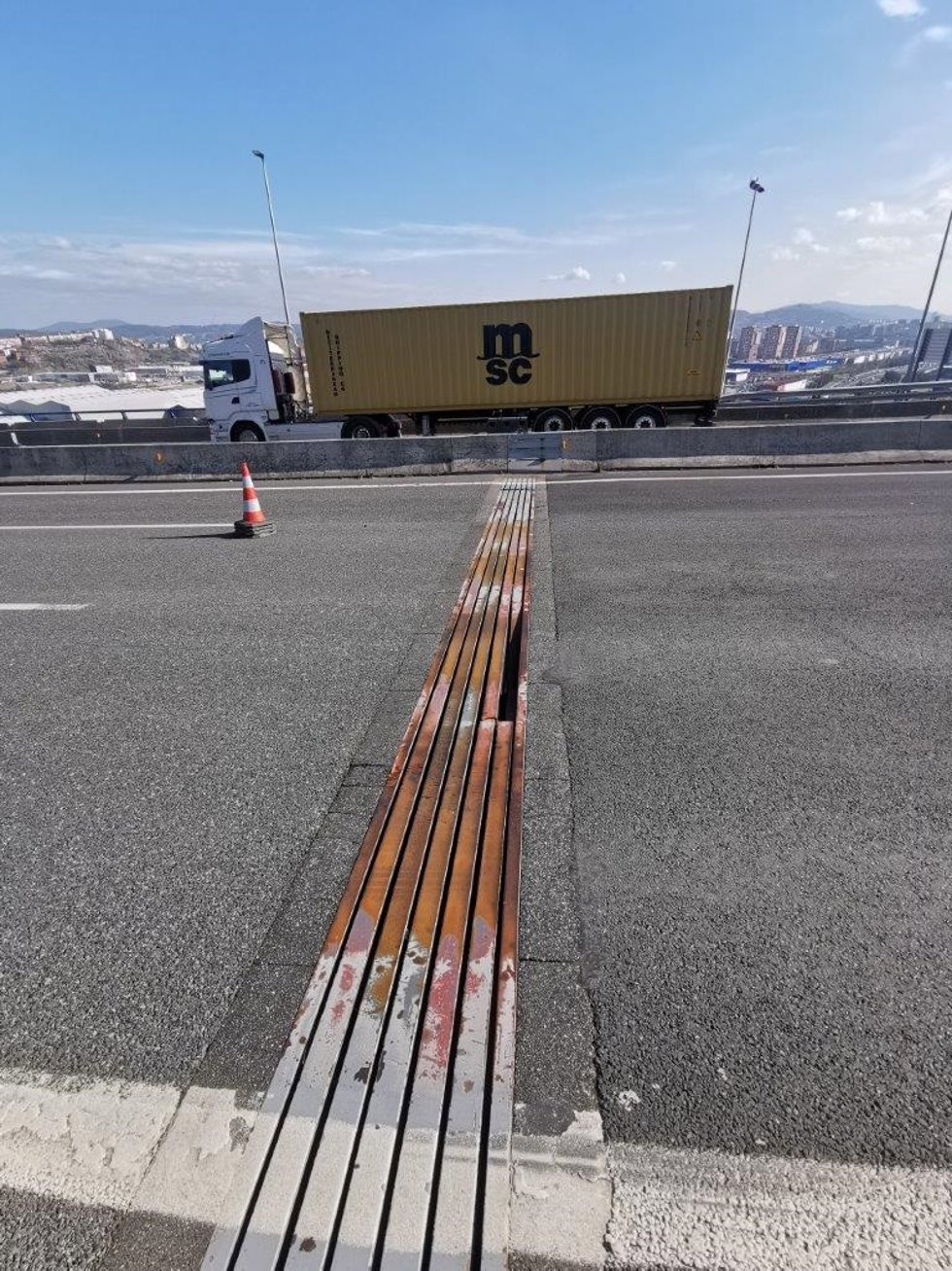 Junta de dilatación afectada en el viaducto de Trapagaran