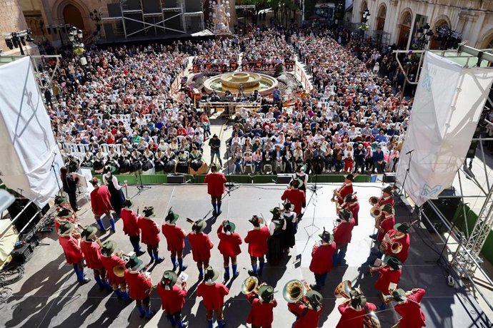 Las bandas internacionales llenan de música la plaza mayor de Castelló en su concierto final de la Magdalena 