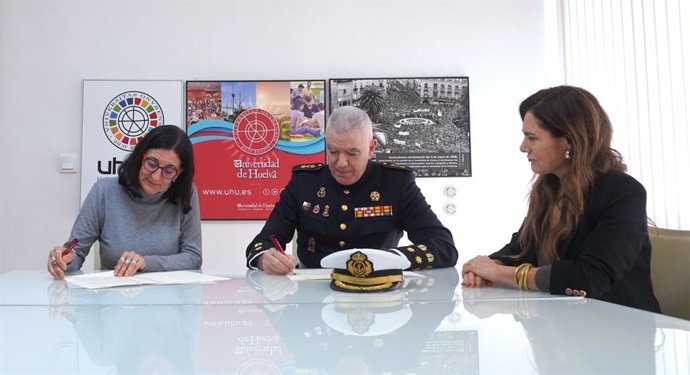 La UHU y el Ministerio de Defensa firman un protocolo para impulsar actividades culturales y de investigación.