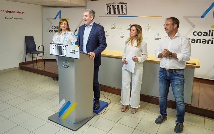 Archivo - El secretario general de CC, Fernando Clavijo (CC), junto a los diputados autonómicos Lady Barreto, Rosa Dávila y Sergio Rodríguez