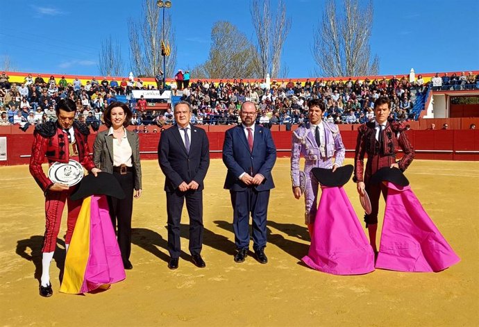 (I-D), El Diestro Emilio De Justo, La Vicepresidenta De La DPZ, Teresa Ladrero, El Presidente De La DPZ, Juan Antonio Sánchez Quero, El Alcalde De Cariñena, Sergio Ortiz, Y Los Diestros Cayetano Rivera Y Daniel Luque, En La Corrida Goyesca De Cariñena.