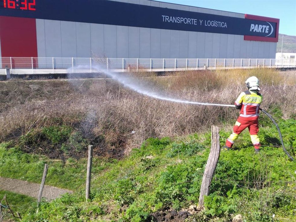 Bomberos sofocan un incendio de vegetación cerca del Polígono de La Vega en Reinosa