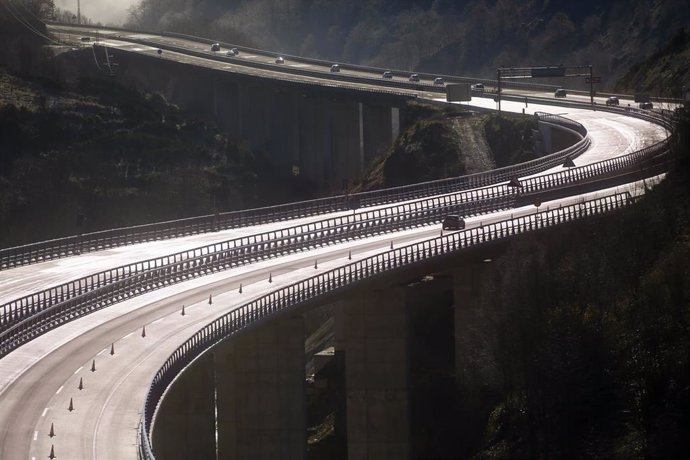 Archivo - Imagen de archivo de una carretera. 