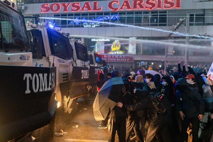 Intervención policial contra manifestantes en Estambul