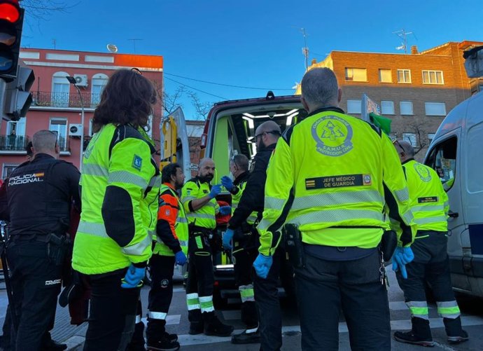 Um homem de 27 anos com ferimentos de faca no pescoço em Puente de Vallecas está em estado grave.