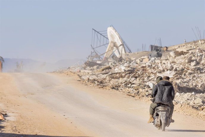 Archivo - Dos hombres sobre una moto en la localidad libanesa de Kfarkela, cerca de su frontera con Israel