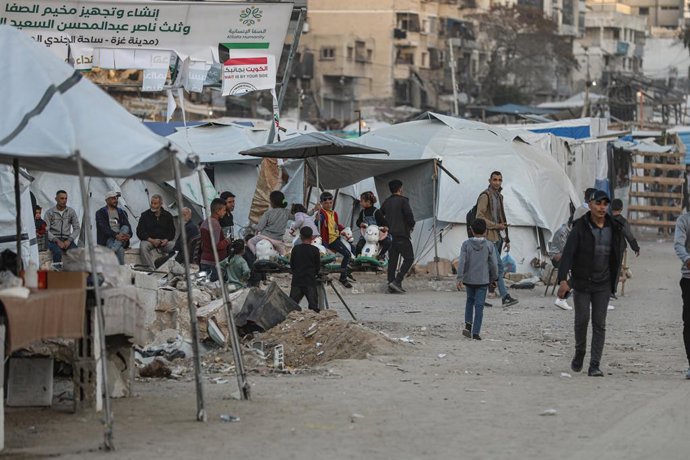 30 de março de 2025, Cidade de Gaza, Faixa de Gaza, Território Palestino: Uma visão geral mostra tendas que abrigam palestinos deslocados durante o Eid al-Fitr, que marca o fim do mês sagrado de jejum do Ramadã, na Cidade de Gaza, em 30 de março de 2025