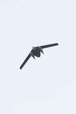 BEIRUTE, 4 de março de 2025 -- Um drone israelense é fotografado no céu sobre Mansouri, Líbano, em 3 de março de 2025. O recém-nomeado comandante do Setor Oeste da UNIFIL, Nicola Mandolesi, pediu na segunda-feira ao Líbano e a Israel que se abstenham de a