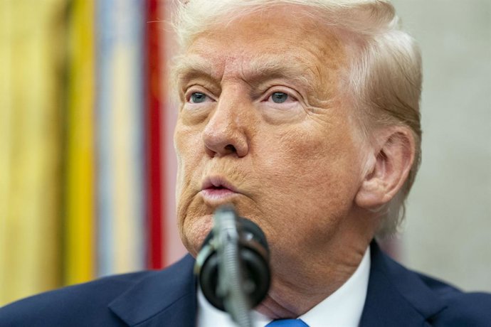 28 de março de 2025, Washington, Distrito de Columbia, EUA: O presidente dos Estados Unidos, Donald Trump, responde a perguntas depois que Alina Habba, sua ex-advogada de defesa, toma posse como procuradora dos EUA para Nova Jersey no Salão Oval da Casa B