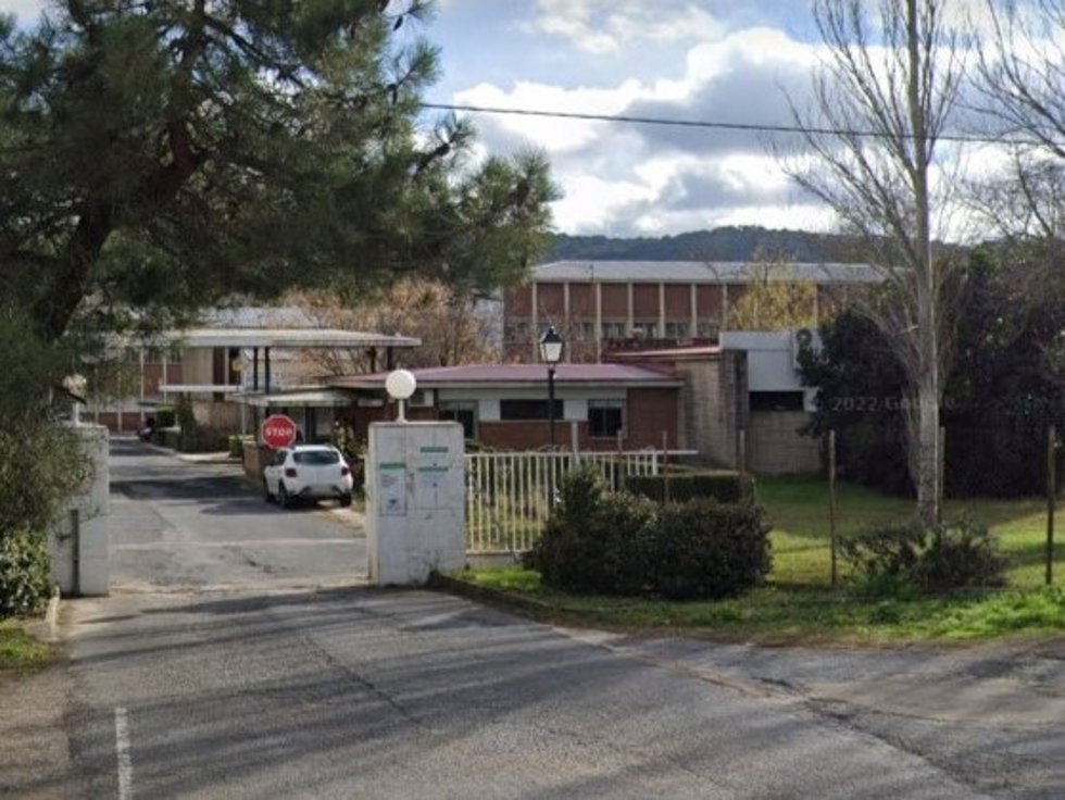 Archivo - Entrada principal al recinto del Centro Sociosanitario de Plasencia.