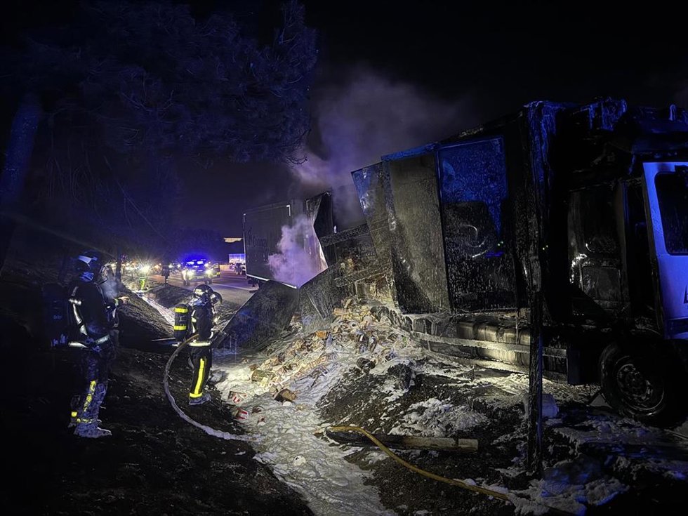 Bomberos extinguen un incendio en un camión en la A-4, a la altura de Aranjuez (Madrid).
