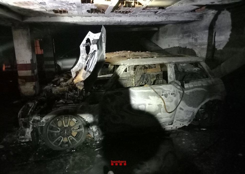 Uno de los vehículos quemados por el incendio en un aparcamiento de Salou (Tarragona)