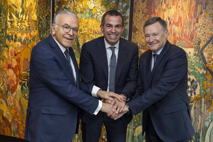 (I-D) Isidro Fainé, president de CriteriaCaixa, Jordi Gallés, president executiu d'Europastry, i Ángel Simón, conseller delegat de CriteriaCaixa
