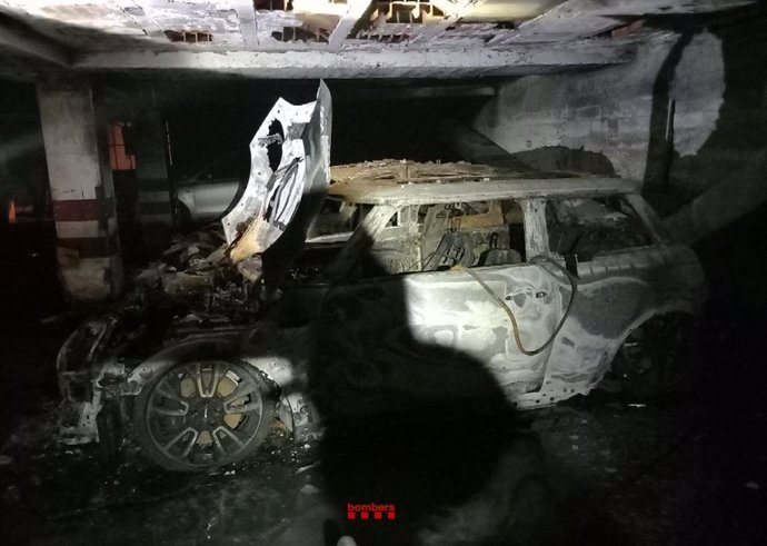 Un dels vehicles cremats per l'incendi en un aparcament de Salou (Tarragona)
