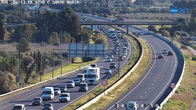 Retenciones y tráfico lento en la Ma-13.