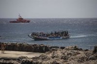 Interceptan un cayuco con 61 inmigrantes en aguas próximas a la isla de El Hierro