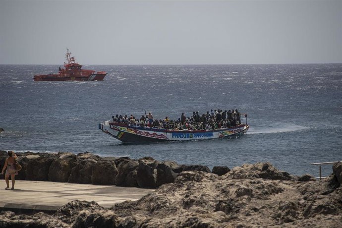 Archivo - Llegada de un cayuco al puerto de La Restinga, a 28 de agosto de 2024, en El Hierro, Canarias (España). Salvamento Marítimo y la Guardia Civil han rescatado un segundo cayuco con cerca de 250 migrantes a bordo. Tras desembarcar en el puerto han 