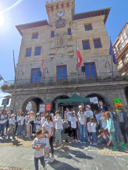 Concentración de las familias de el CEIP de El Pedregal por el anuncio del cierre del colegio.