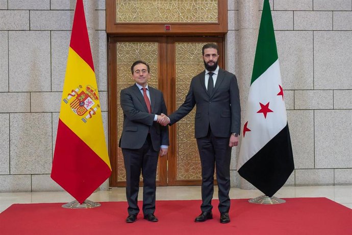 Archivo - El ministro de Asuntos Exteriores, Unión Europea y Cooperación, José Manuel Albares (i), durante su reunión con el nuevo 'líder de facto' de Siria, Ahmed al Shara
