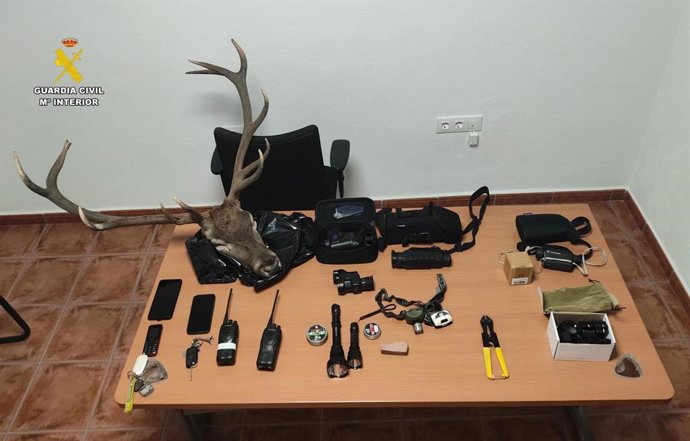 Material apreendido dos supostos caçadores ilegais pelo Serviço de Proteção da Natureza da Guardia Civil.