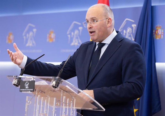El portavoz del PP en el Congreso, Miguel Tellado, durante una rueda de prensa posterior a la Junta de Portavoces, en el Congreso de los Diputados, a 18 de marzo de 2025, en Madrid (España).