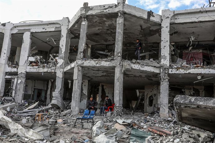 Archivo - Arquivo - Prédios destruídos pelo exército israelense no Hospital Abu Yusef al-Najar, na cidade de Rafah, no sul da Faixa de Gaza (arquivo)