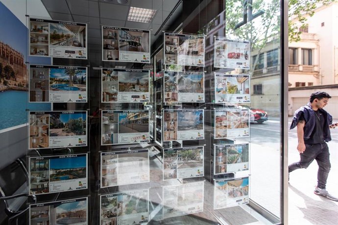 Archivo - Anuncios de viviendas en venta en una inmobiliaria, a 15 de abril de 2024, en Palma de Mallorca, Mallorca, Baleares (España).