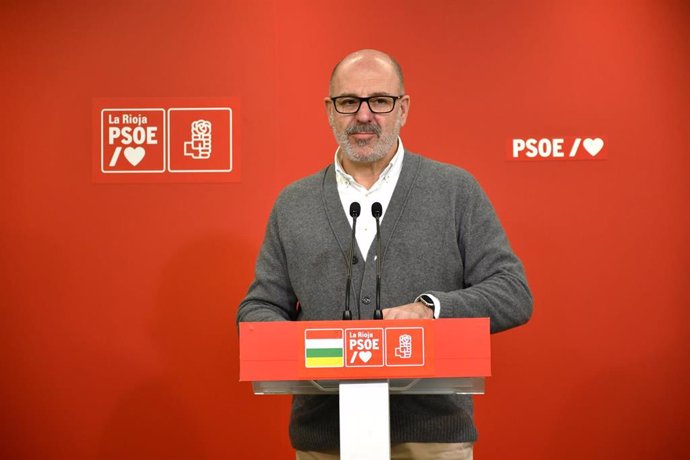 El diputado del PSOE, Miguen González de Legarra en comparecencia de prensa