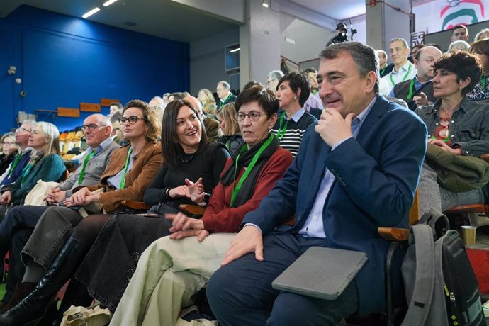 El nuevo presidente del Euzkadi Buru Batzar, Aitor Esteban (1d), durante la acreditación de los integrantes a la IX Asamblea General del PNV, en el frontón Atano III de San Sebastián