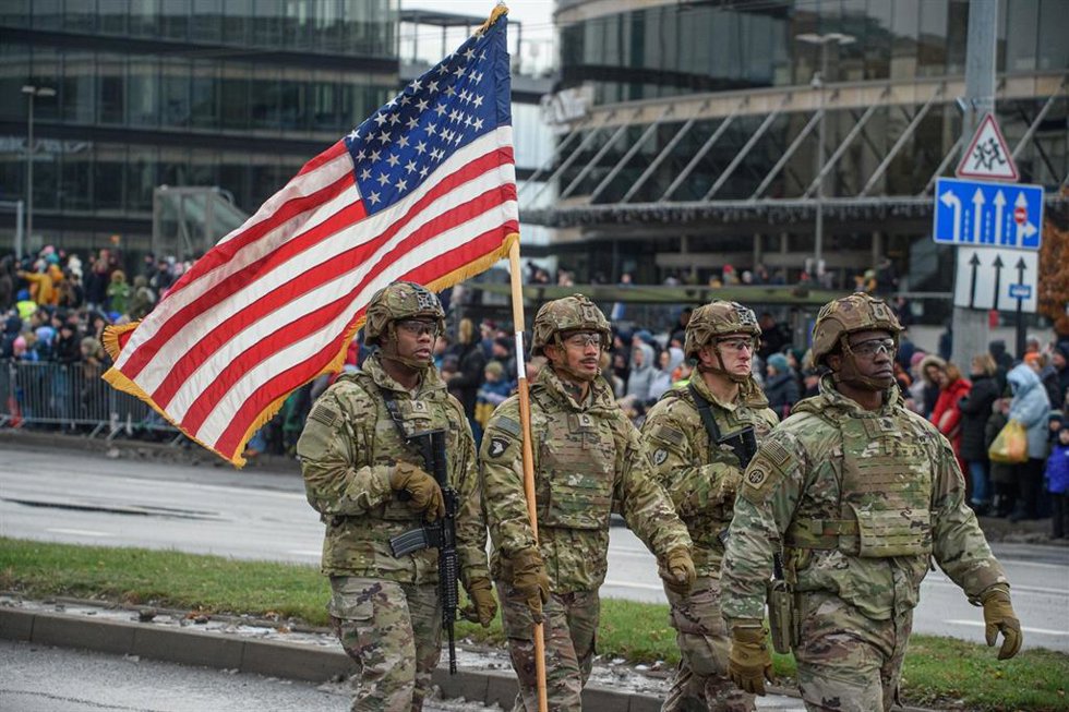 Archivo - Batallón estadounidense desfila durante la marcha por el día de las Fuerzas Armadas de Lituania.