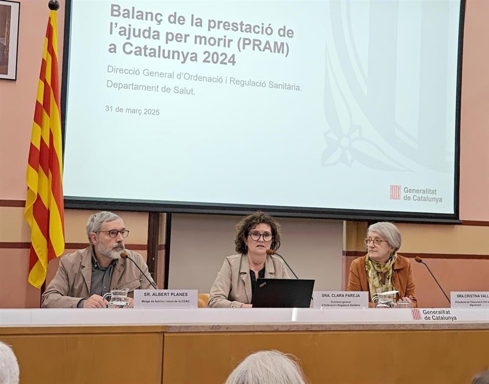 La directora general de Ordenación y Regulación Sanitaria, Clara Pareja, en el centro de la imagen.