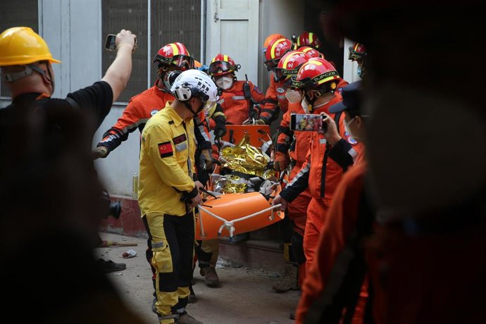 Imagen de archivo de un grupo trabajadores de los equipos de rescate en Birmania.