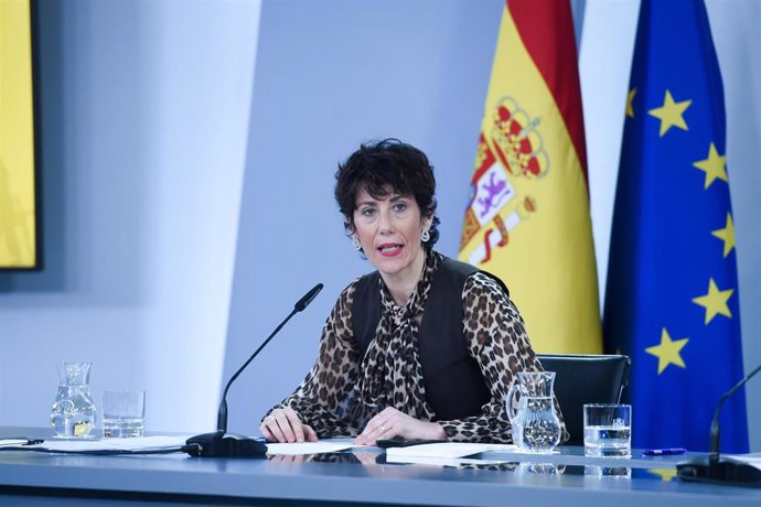 La ministra de Inclusión, Seguridad Social y Migraciones, Elma Saiz, durante una rueda de prensa posterior a la reunión del Consejo de Ministros, en el Palacio de la Moncloa, a 4 de marzo de 2025, en Madrid (España). Saiz ha asegurado que el Gobierno no v