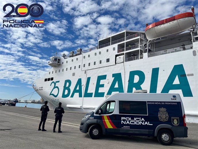 Agentes de la Policía Nacional en el puerto de Barcelona