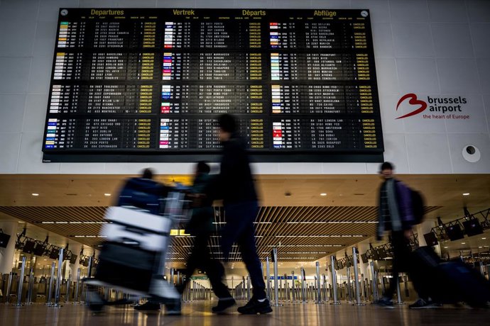 Archivo - 13 February 2025, Belgium, Zaventem: The information board shows canceled flights due to a strike at Brussels Airport. The strike is part of a day of action against the new government declaration. Photo: Jasper Jacobs/Belga/dpa