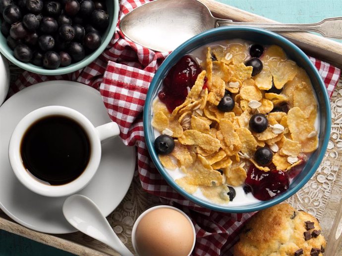 Archivo - Un desayuno compuesto por cereales, yogurt, café, fruta y huevo