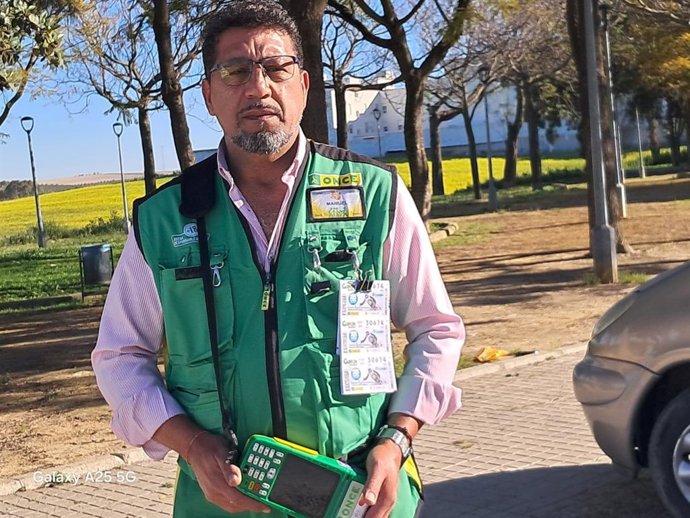 Manuel Valencia, vendedor de la ONCE desde octubre del año pasado 2024.