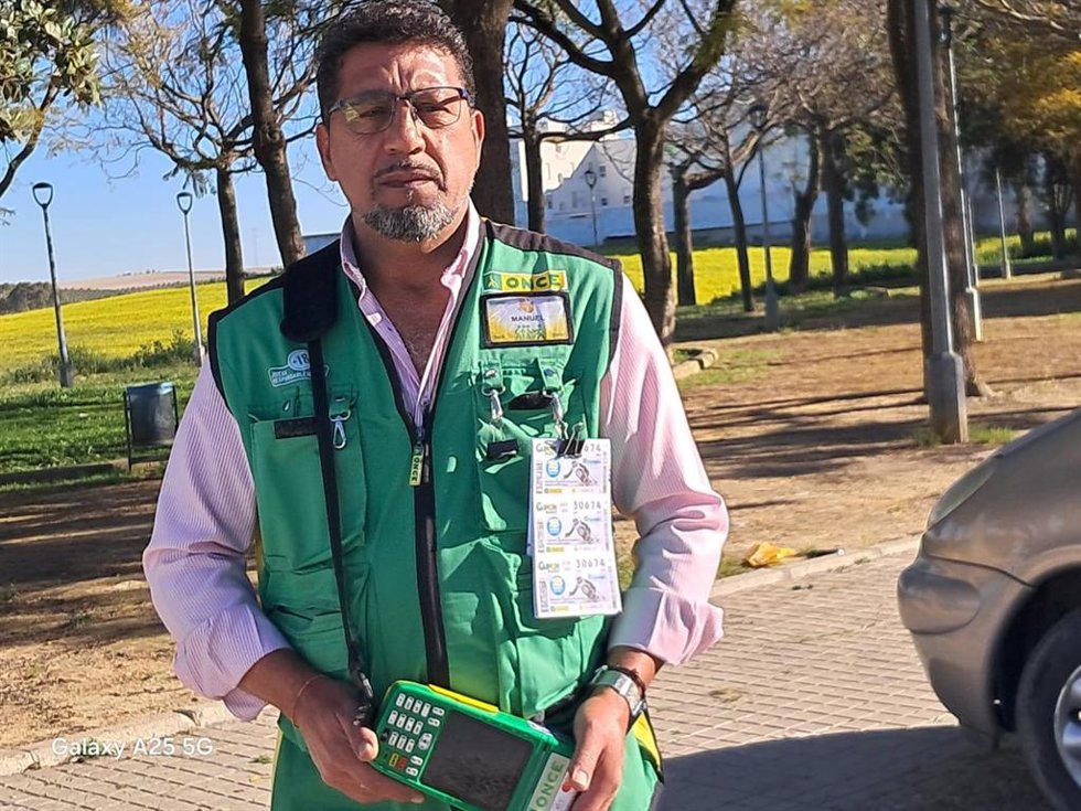 Manuel Valencia, vendedor de la ONCE desde octubre del año pasado 2024.
