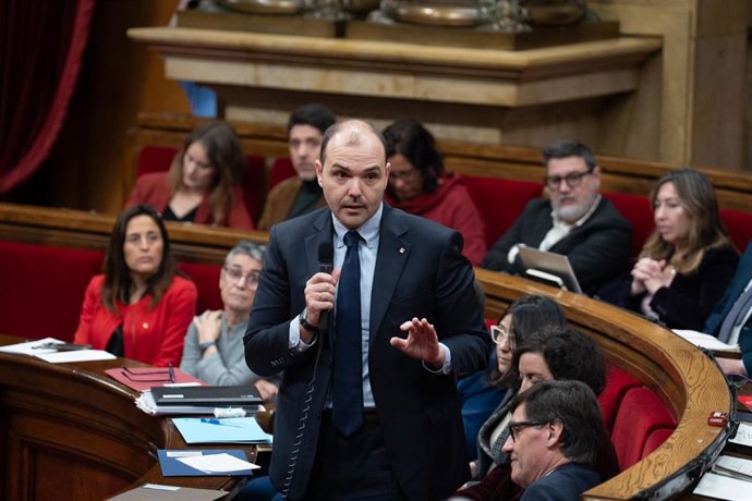 El conesller de Presidencia, Albert Dalmau, durante una sesión de control al Govern, en el Parlament, a 26 de marzo de 2025, en Barcelona, Catalunya (España). 