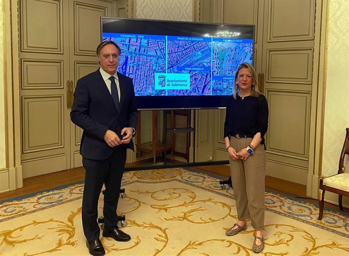 El alcalde, Carlos García Carbayo, y la concejala de Medio Ambiente, María José Coca.