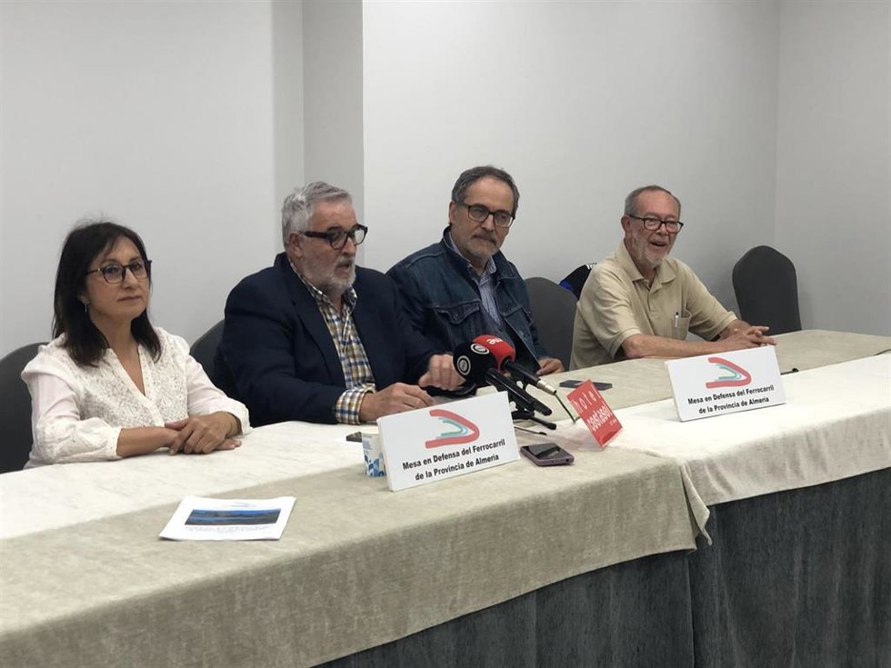 Archivo - Representantes de la Mesa en Defensa del Ferrocarril de Almería.