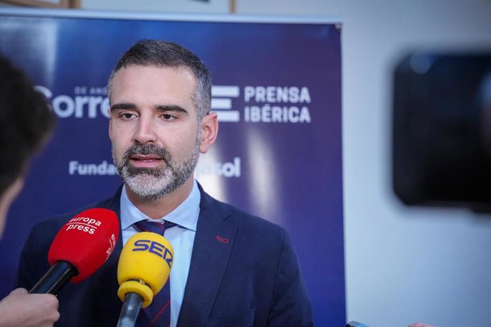El consejero de Agricultura, Pesca, Agua y Desarrollo Rural, Ramón Fernández-Pacheco, atiende a los medios de comunicación, en el encuentro 'Aqua Forum'.